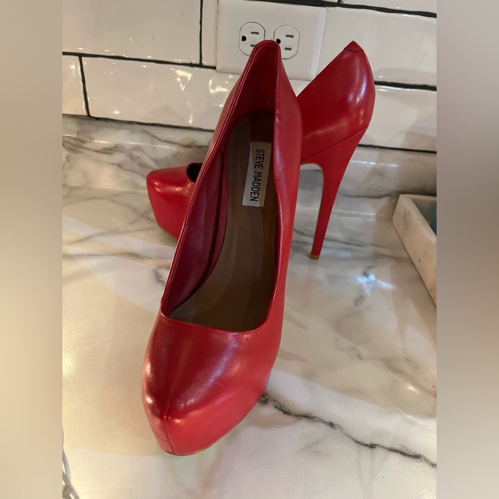 8.5 Steve Madden heels